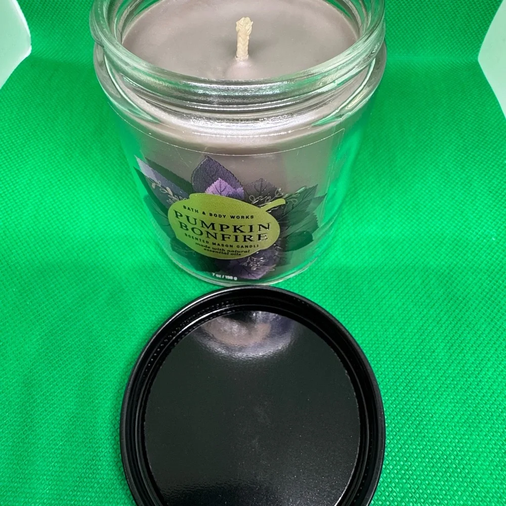 Bath & Body Works Pumpkin Bonfire Single Wick Candle - New - Picture 2 of 3